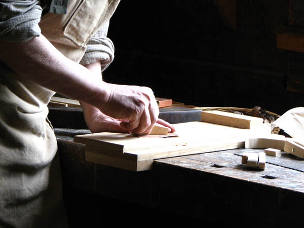 Ofrecemos un servicio de <strong>carpintería  de madera y ebanistería en Pino (O)</strong> adaptado a las necesidades del <strong>cliente</strong>.